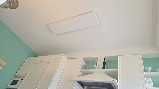 FirTec+® 800T infraroodpaneel 120x30 cm wit aan plafond gemonteerd in keuken