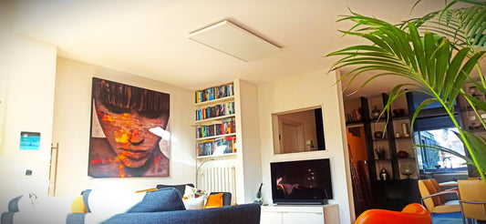 FirTec+® 1000W infraroodpaneel 120x60 cm aan plafond gemonteerd in woonkamer — lifestyle aanzicht