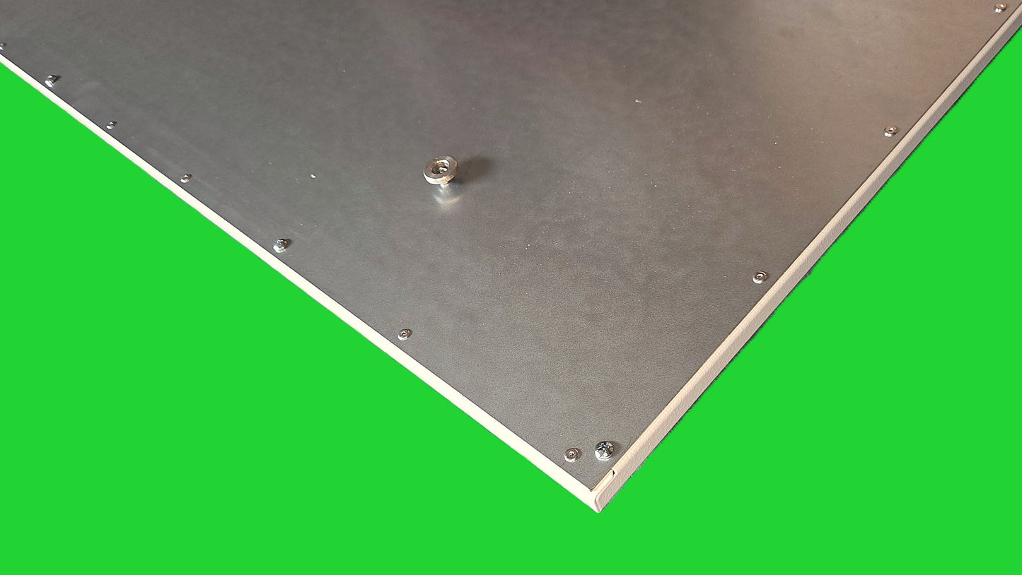 Hoogrendement OHLE infraroodpaneel gemonteerd aan het plafond voor energiezuinige en comfortabele verwarming van de woonkamer