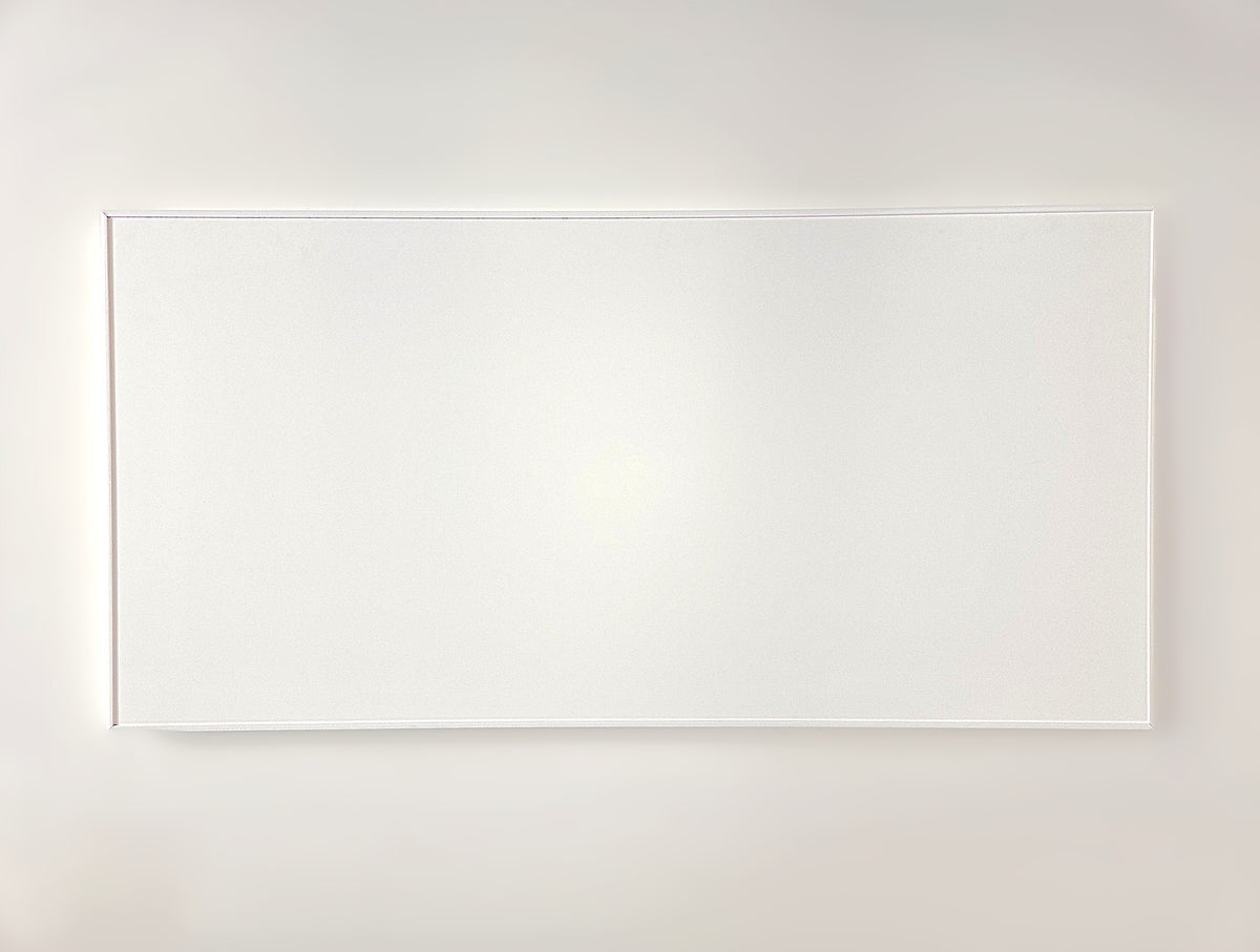 FirTec+ infraroodpaneel 2000 watt wit 120x60cm met wit profiel rondom aan plafond gemonteerd. 