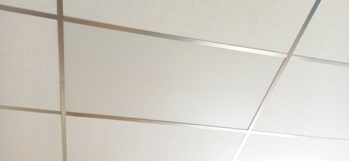 FirTec+® infraroodpaneel van 120 x 60 cm vlak geïntegreerd in een wit systeemplafond