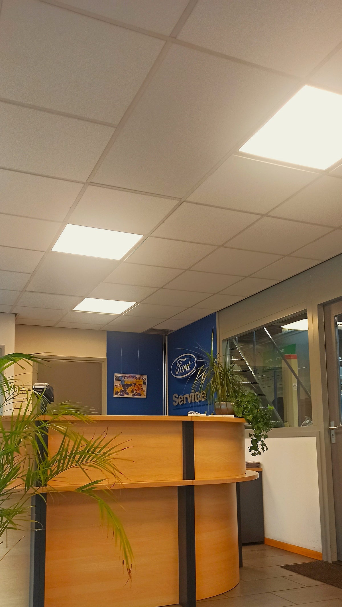 FirTec+® infraroodpanelen van 120 x 60 cm geïntegreerd in het systeemplafond van een receptiebalie