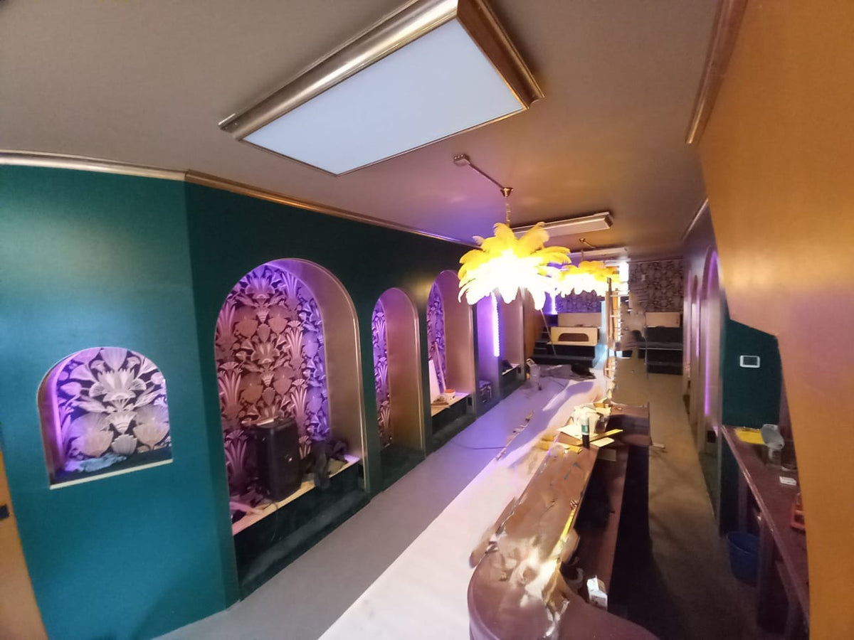 FirTec+® infraroodpaneel met sierlijst aan het plafond van een sfeervol cultureel centrum