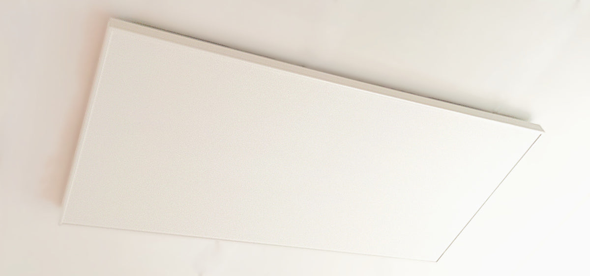 :FirTec+® infraroodpaneel volledig wit (RAL 9003) aan plafond gemonteerd, schuin aanzicht