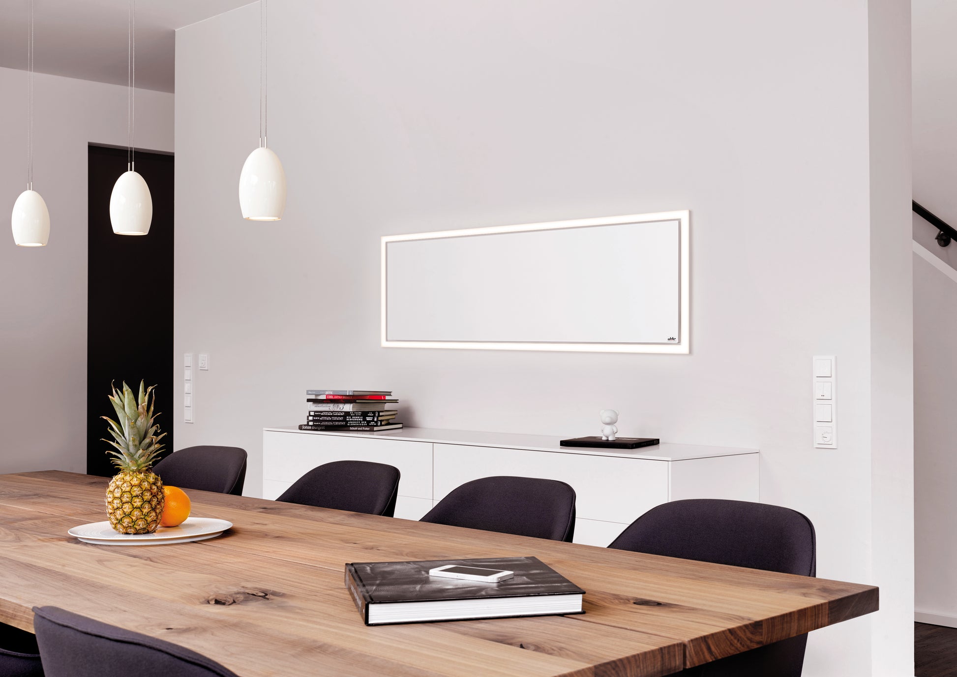 Strak OHLE infraroodpaneel met een magnetisch lichtframe dat warm wit LED-licht naar de zijkanten verspreidt voor een zwevend effect.