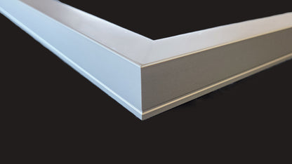 Strak THERON infraroodpaneel met een magnetisch lichtframe dat warm wit LED-licht naar de zijkanten verspreidt voor een zwevend effect.
