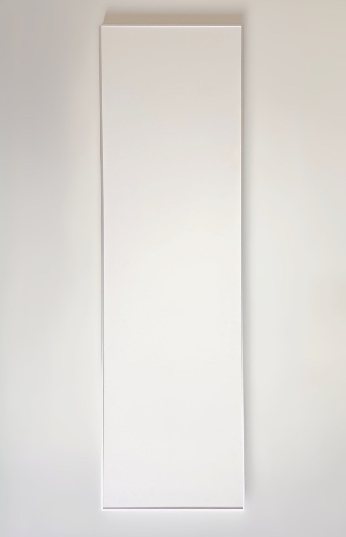 FirTec+® 1300T infraroodpaneel 150x45 cm wit met RVS profiel, aan plafond gemonteerd — slank langwerpig formaat