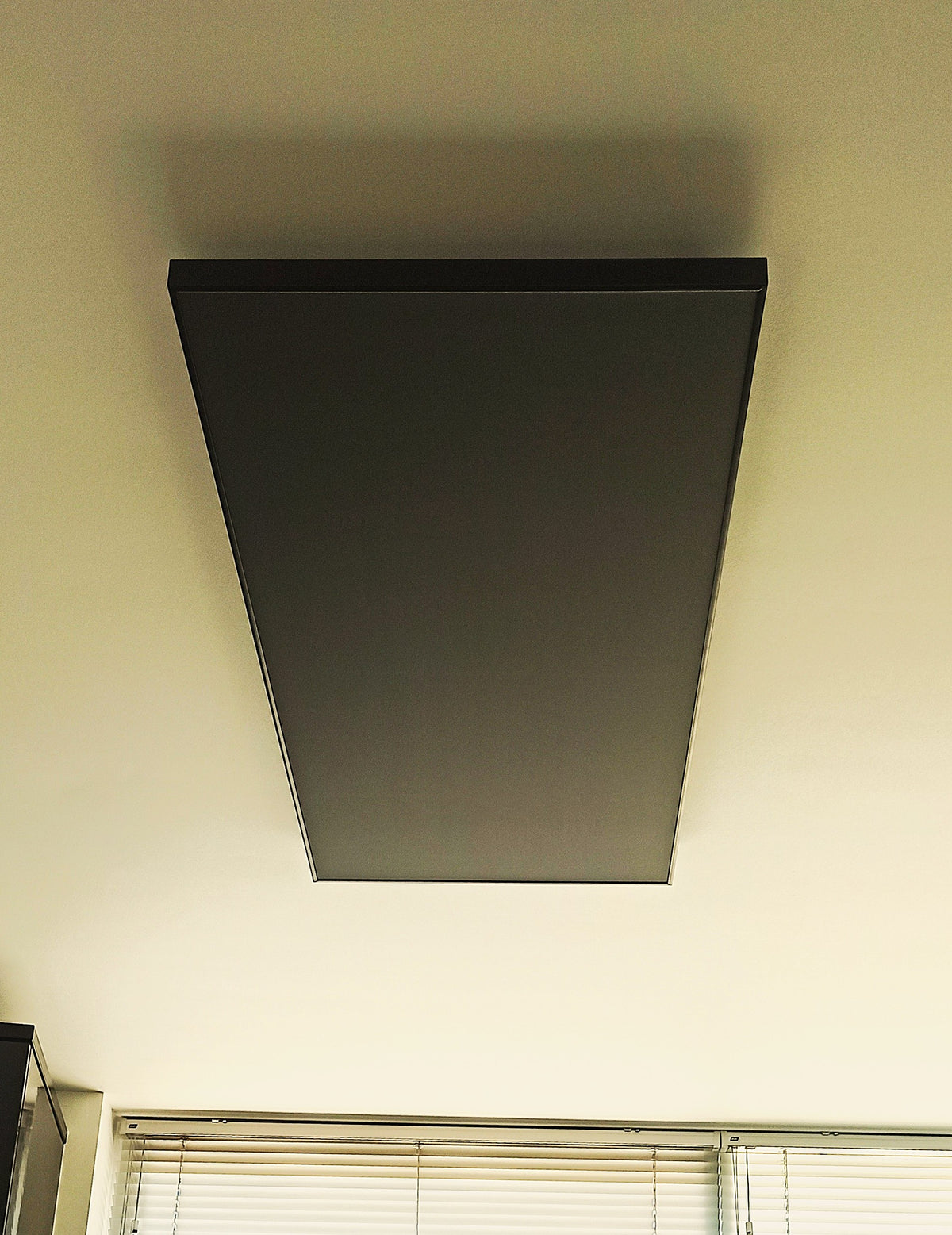 FirTec+® infraroodpaneel volledig zwart (RAL 9004) aan plafond gemonteerd, schuin aanzicht