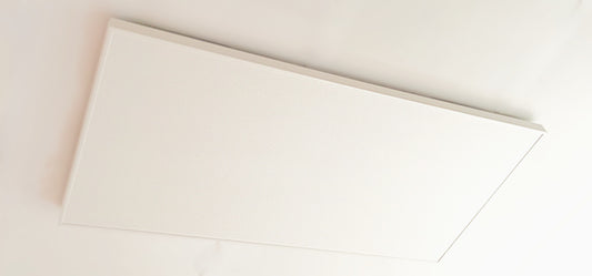 FirTec+® infraroodpaneel volledig wit aan plafond gemonteerd, schuin aanzicht