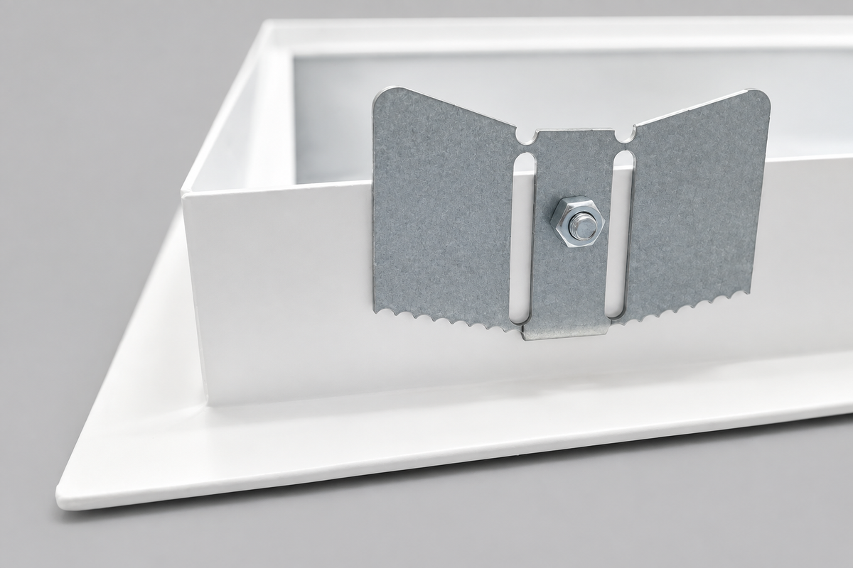 Close-up van de metalen bevestigingsclip aan de zijkant van het witte inbouwframe