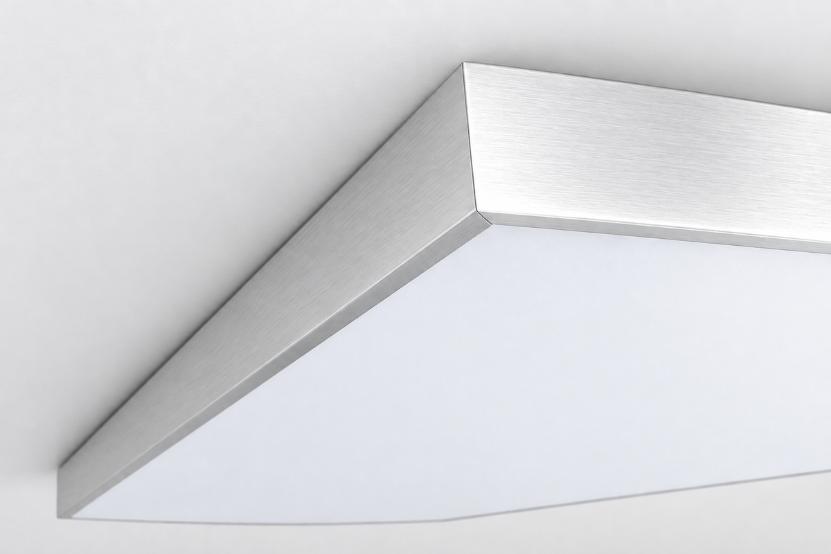 Close-up van de geborstelde RVS-look lijst van het FirTec+® 800T infraroodpaneel aan een wit plafond