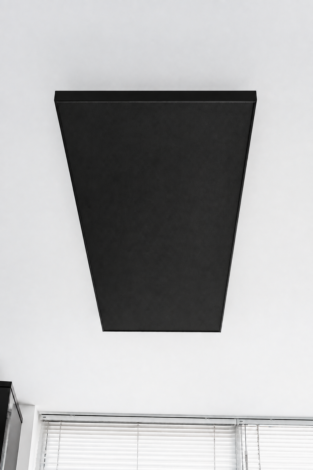 FirTec+® infraroodpaneel volledig zwart (RAL 9004) aan een wit plafond
